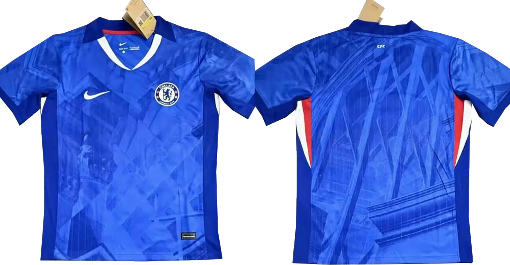 Screenshot s vizualizacemi nových fotbalových dresů Chelsea FC pro sezónu 2025/26, včetně domácí modré varianty, venkovního krémového dresu s pruhy a třetí sady v černé barvě se stříbrnými detaily.