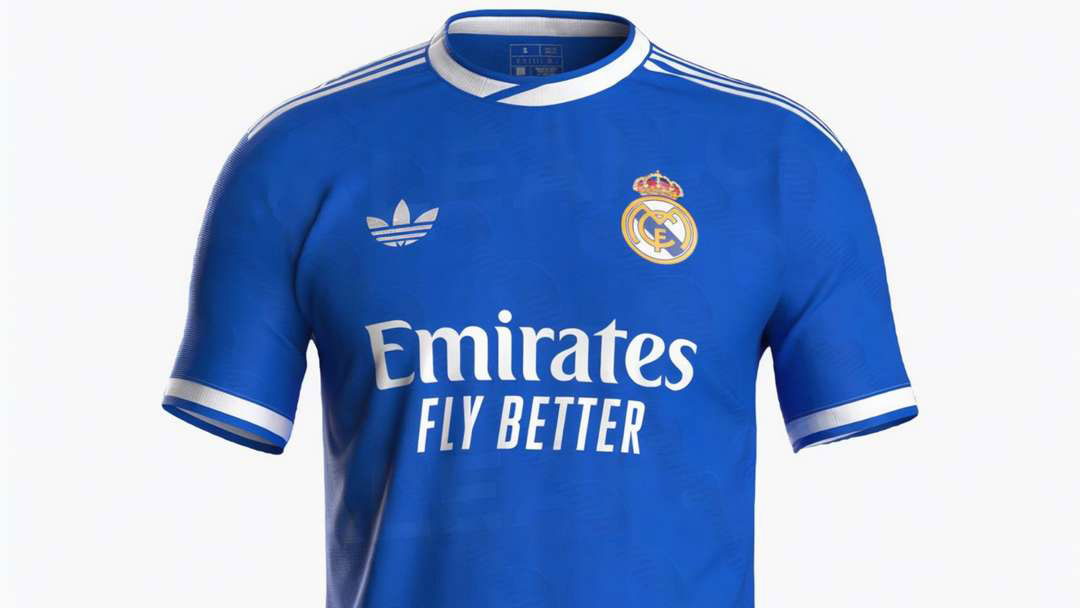 Koncept třetího dresu Realu Madrid pro sezónu 2025-2026. Sytě modrý dres s bílými pruhy Adidas na ramenou, bílým lemováním a logy Adidas a Emirates FLY BETTER.