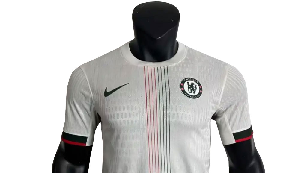 Náhled venkovního dresu Chelsea pro sezónu 2025/26. Dres má bílou základní barvu s retro prvky v podobě vertikálních pruhů v barvách černé, červené a zelené. Na hrudi je umístěno logo klubu a výrobce Nike.
