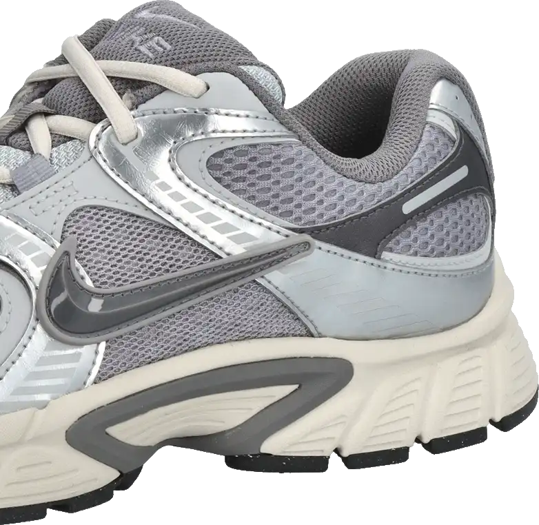 Pánská lifestylová obuv Nike V5 RNR stříbrná2